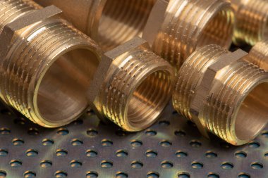 Tesisat parçaları metalik arka plan üzerinde yakın çekim