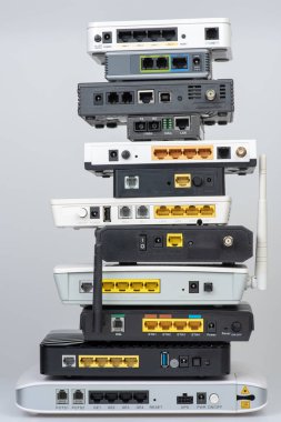 Elektronik geri dönüşüm konsepti, eski ağ cihazı internet wifi yönlendirici ve modem