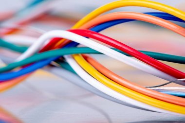 Sosyal medya ağında veri iletimi renkli elektrik kablosu teknolojisi kavramı