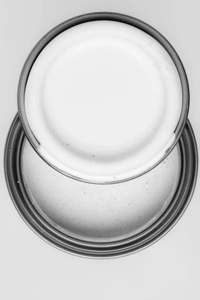 真上の塗料のオープン缶 — ストック写真