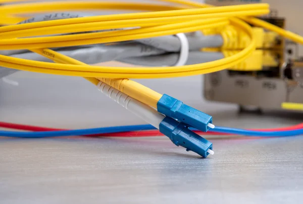 Glasfaserkabel Patchkabel Das Bei Der Installation Von Hochgeschwindigkeits Gigabit Geräten — Stockfoto