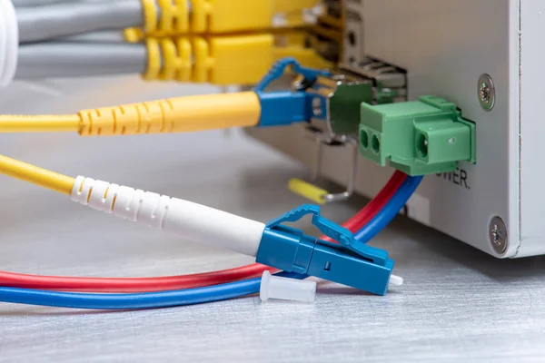 Cable Conexión Cable Fibra Óptica Interruptor Utilizados Instalación Equipos Gigabit — Foto de Stock