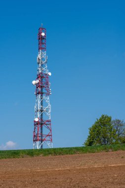 Açık mavi gökyüzü ile alan tepe üzerinde iletişim kulesi