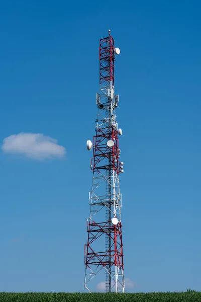 Torre Comunicação Contra Céu Azul — Fotografia de Stock