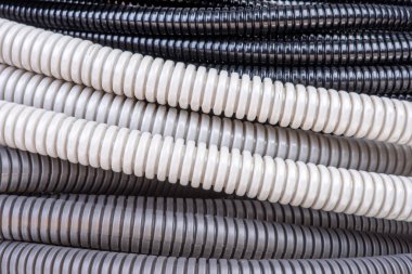 Arka plan olarak elektrikli plastik oluklu boru