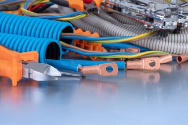 Beyaz arka planda izole edilmiş optik yama kablosu kablosu