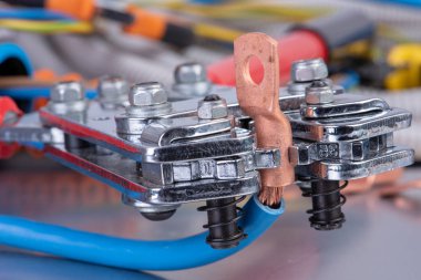 Elektrik tesisatı yakın çekim için bakır kablo ile kırıştırma aracı