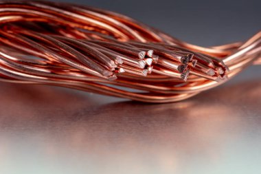 Metalik yüzeyde bakır tel