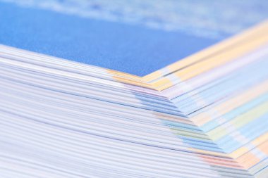 Kitap sayfa köşesi makro, kağıt yığını