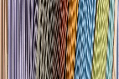 Açık kitap renkli sayfalar makro