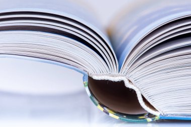 Açık kitap kapağı ve yan makro