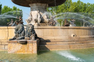 Fransa 'nın Aix-en-Provence şehrinde aslan heykeliyle tarihi fontaine de la Rotonde
