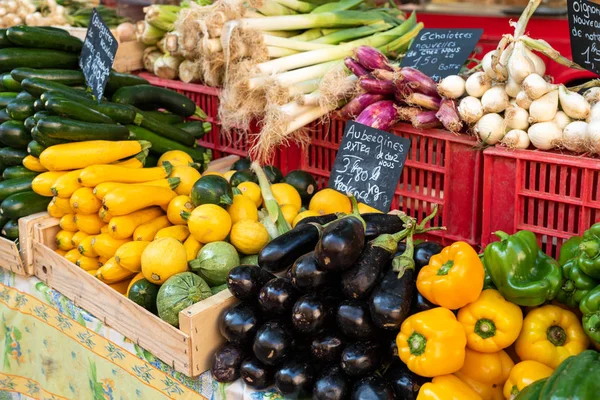 法国普罗旺斯艾克斯街头食品市场上的新鲜蔬菜 — 图库照片
