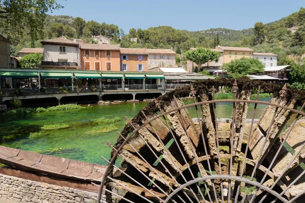 Provence Fransa Ünlü Yer Sorgue Nehri Üzerinde Fontaine Vaucluse Köyü — Stok fotoğraf