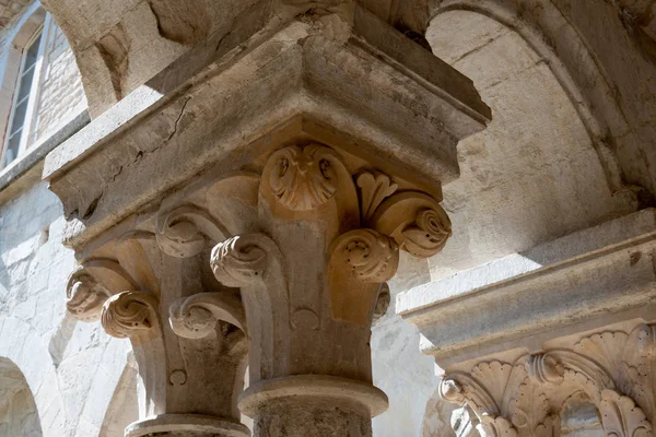 Stone Capitel Senanque Abbey Frankrike — Stockfoto