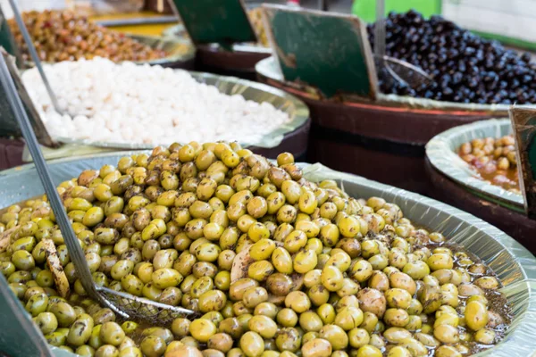 新鲜橄榄在法国普罗旺斯街头市场出售 — 图库照片
