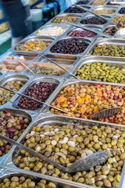 Provence Fransa Bir Tezgah Sokak Pazarında Satılık Taze Zeytin — Stok fotoğraf