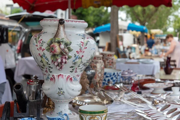 跳蚤市场上的瓷花瓶 — 图库照片