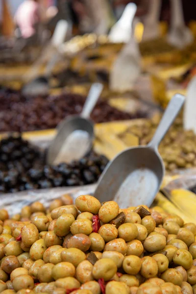 Azeitonas Frescas Taça Com Colheres Para Venda Mercado Rua Stall — Fotografia de Stock