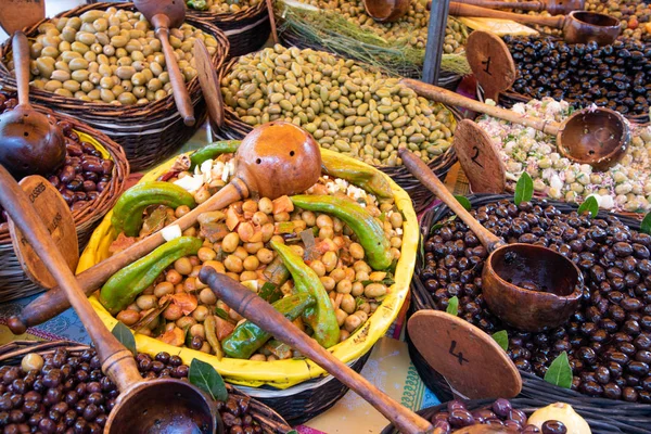 新鲜橄榄在碗与木勺出售在普罗旺斯法国一个摊位街市场出售 — 图库照片