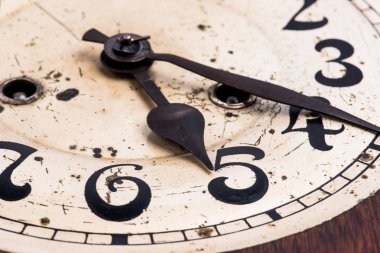 Yakın çekim ile saat beş hakkında antika saat