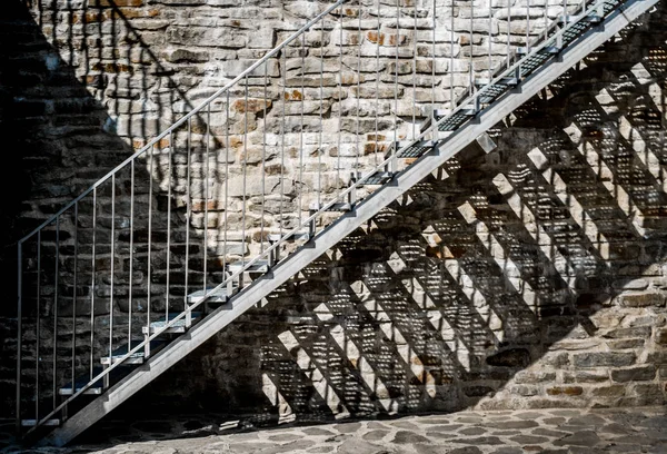 石垣の金属階段 — ストック写真