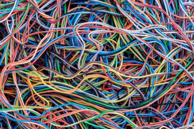 Renkli elektrik kablolu ve telli donatı