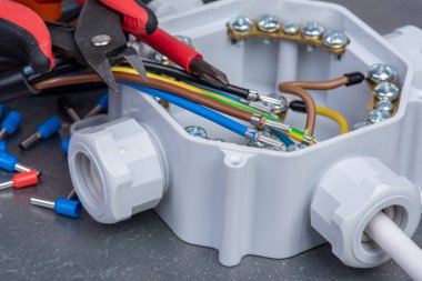 Elektrikli ev kurulumunda kullanılan aletler ve kablolar