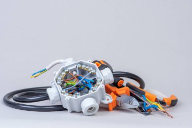 Elektrik tesisatı işleminde kullanılan elektriksel bileşen kiti ve araçları