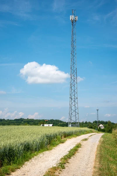 Заміська Дорога Телекомунікаційної Стільникової Вежі — стокове фото