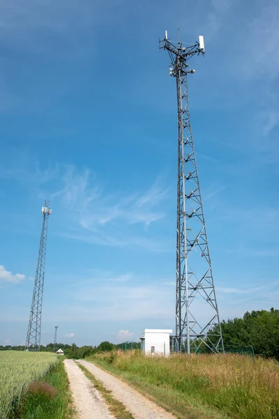 Estrada Para Torre Celular Telecomunicações — Fotografia de Stock