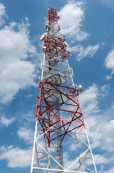 Πύργος Τηλεπικοινωνιών Εναντίον Θολό Μπλε Του Ουρανού — Φωτογραφία Αρχείου