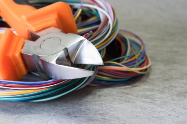 Pliers aracı ve elektrik teli yakın çekim, servis ve tamir konsepti