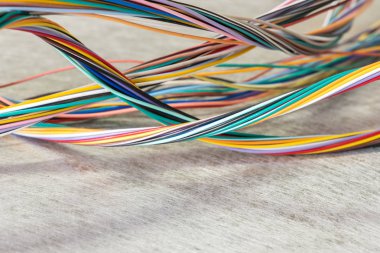 Grunge arka planda renkli elektrik kabloları