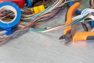 Elektrikli ev montajında kullanılan alet ve aksesuarlar seti