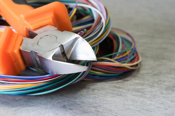 Pliers aracı ve elektrik teli yakın çekim, servis ve tamir konsepti
