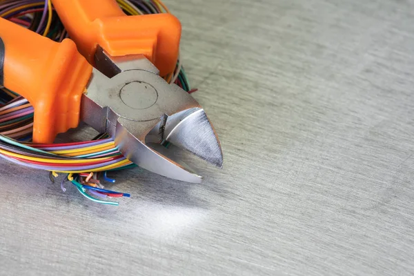 Pliers aracı ve elektrik teli yakın çekim, servis ve tamir konsepti
