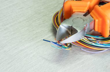 Pliers aracı ve elektrik teli yakın çekim