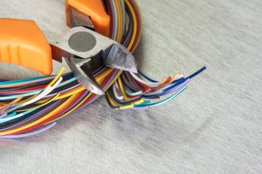 Pliers aracı ve elektrik teli yakın çekim, servis ve tamir konsepti