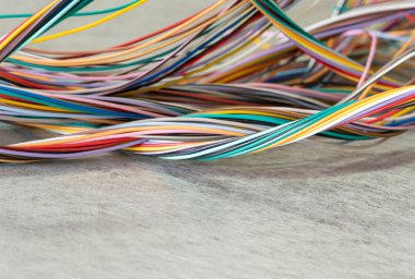 Bilgisayar şebekesi ve enerji endüstrisinde elektrik kablosu ve tel