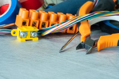 Elektrikli ev montajında kullanılan alet ve aksesuarlar seti, yakın çekim