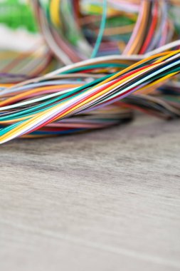 Metal gri yüzeyüzerinde renkli elektrik kablosu girdap