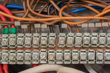 Elektrik kablosu yakınçekim bağlantısı ile terminal bloğu