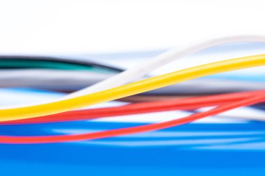 Beyaz arka plan da izole veri iletim konsepti için bilgisayar ağ sistemlerinde elektrik kablosunun kapatılması