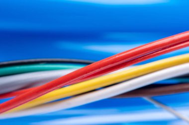 Beyaz arka plan da izole veri iletim konsepti için bilgisayar ağ sistemlerinde elektrik kablosunun kapatılması