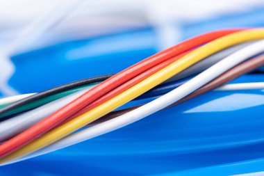 Beyaz arka plan da izole veri iletim konsepti için bilgisayar ağ sistemlerinde elektrik kablosunun kapatılması