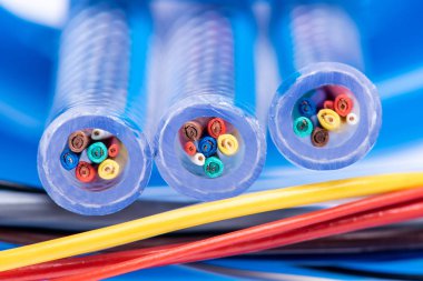 Renkli kablo ve kablo elektrik tesisatı makrosu
