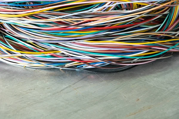 Alambre Colorido Eléctrico Chatarra Cable Sobre Fondo Metálico — Foto de Stock