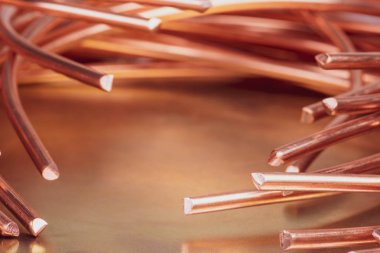 Parlak metalik yüzeyde bakır tel