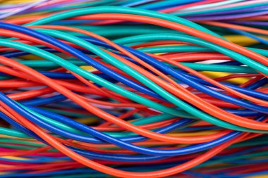 Arka plan olarak çok renkli elektrik kabloları